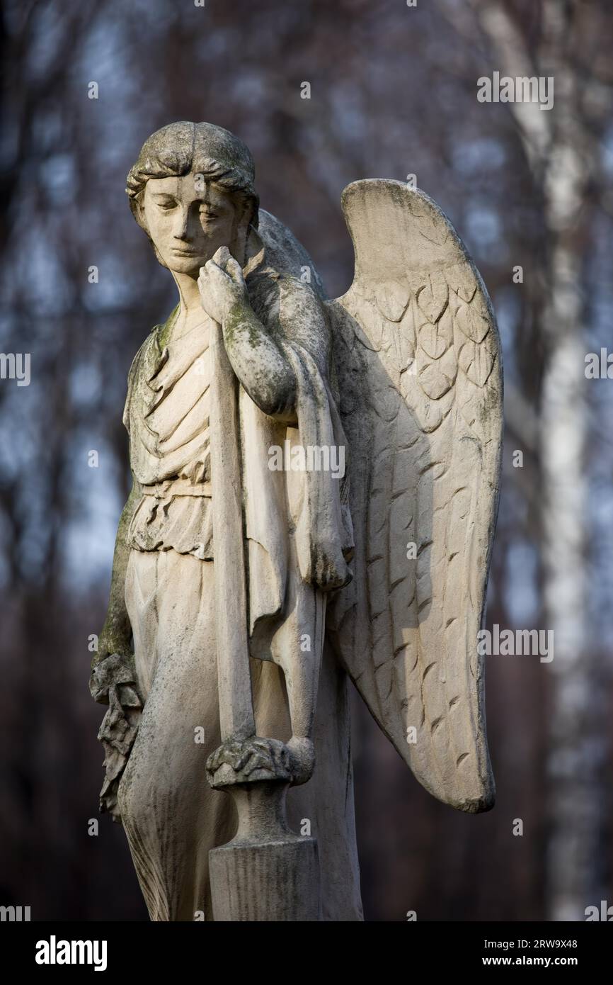 Xix secolo la statua di un angelo con espressione triste sul volto al cimitero di Varsavia in Polonia Foto Stock