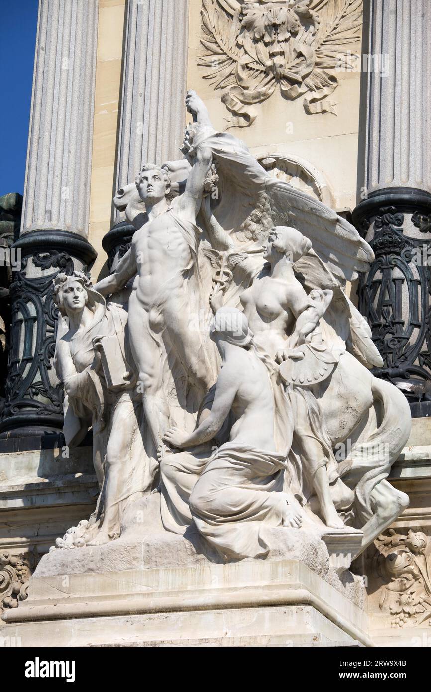 El Progreso (progresso) statua sul monumento al re Alfonso XII nel Parco del Retiro di Madrid, Spagna Foto Stock