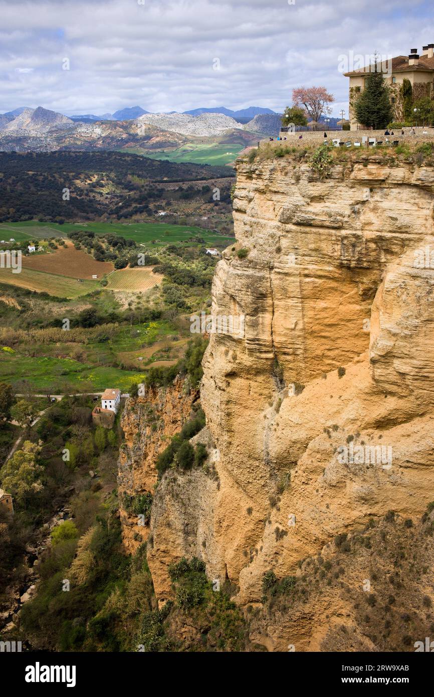 Paesaggio andaluso con alte rocce ripide a Ronda, Spagna meridionale, provincia di Malaga Foto Stock