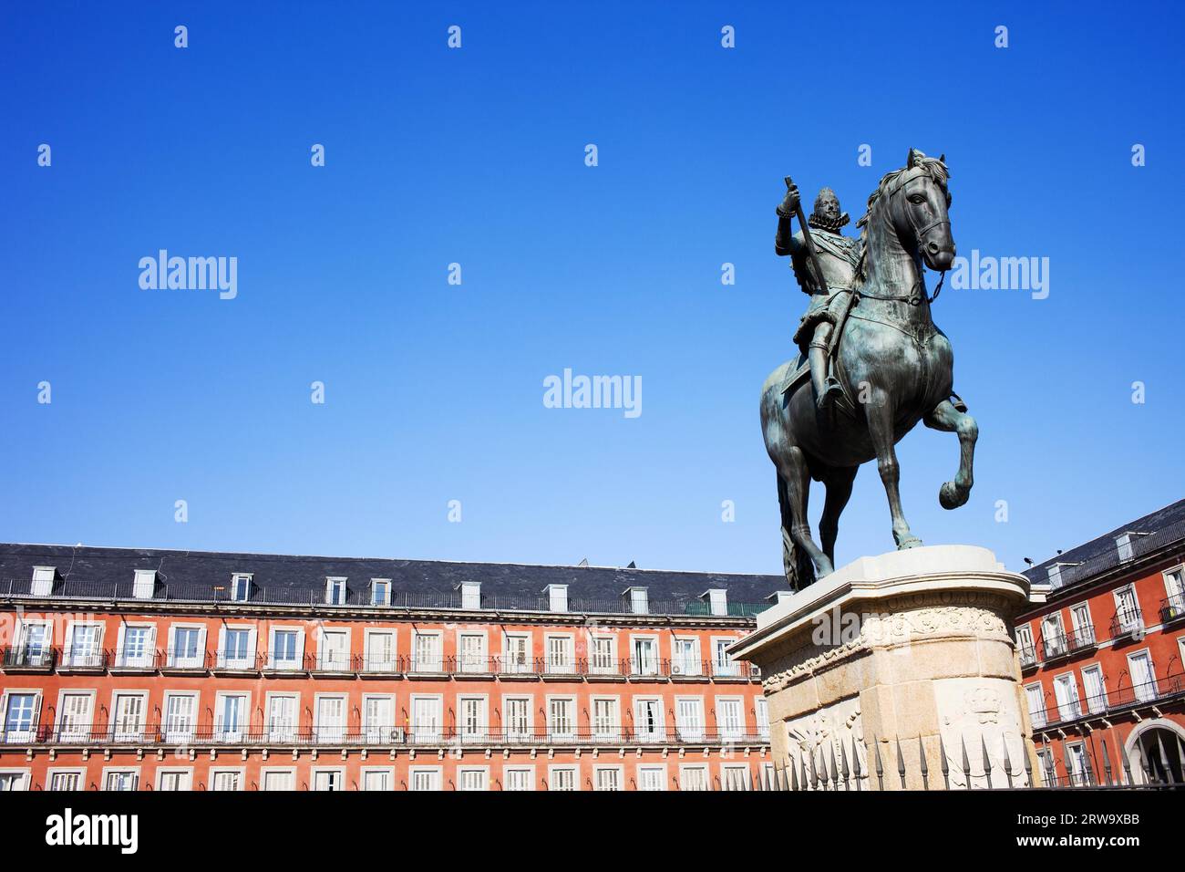 Statua in bronzo del re Filippo III costruita nel 1616 nella Plaza Mayor di Madrid, in Spagna, composizione con copyspace Foto Stock