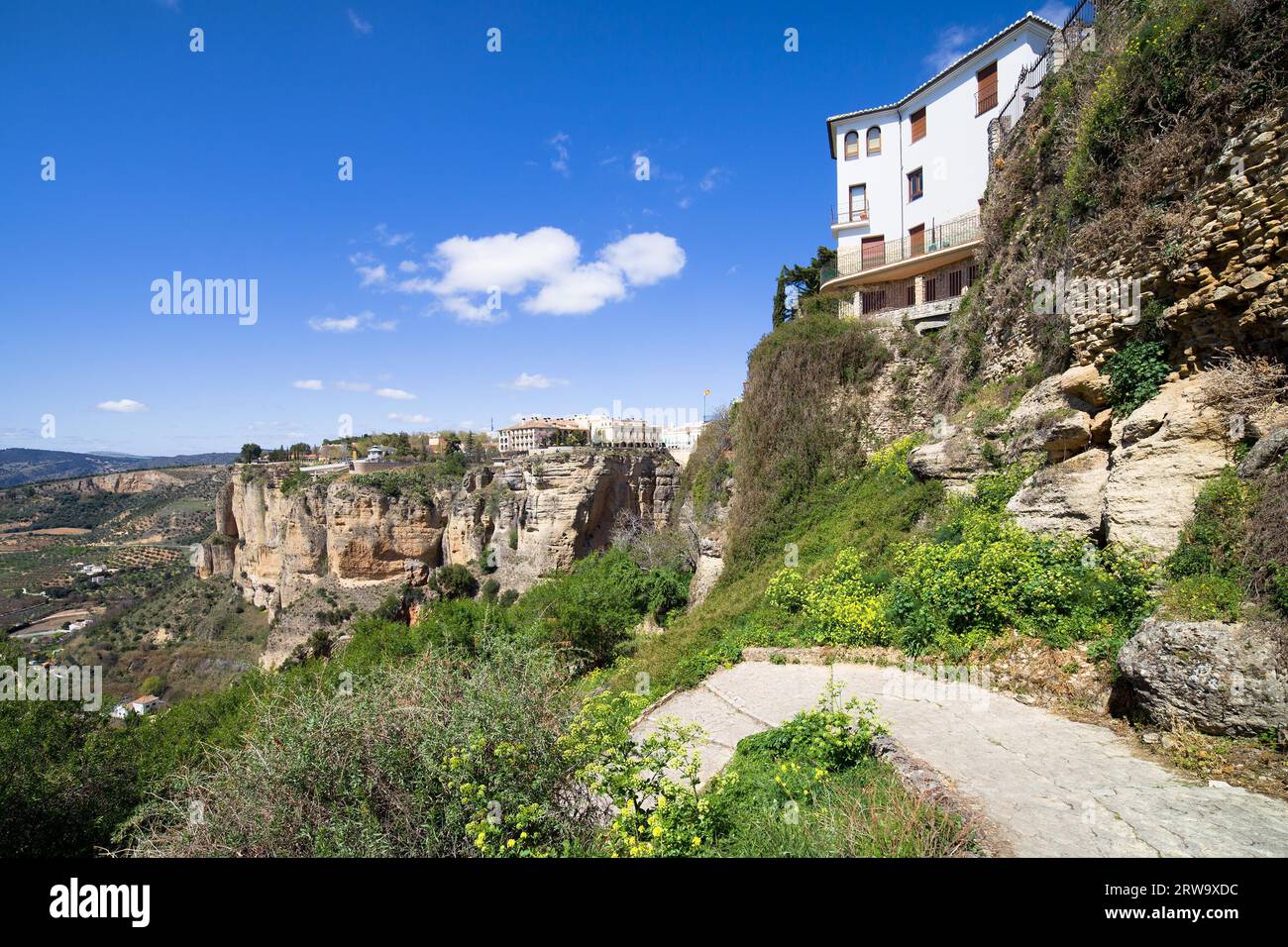 Paesaggio montuoso dell'Andalusia con alte scogliere di Ronda nel sud della Spagna, provincia di Malaga Foto Stock