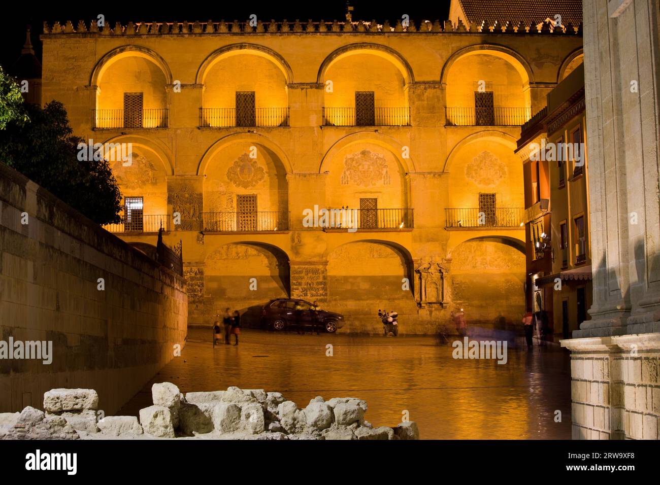 La facciata storica della Mezquita (la grande Moschea) illuminata di notte, Plaza del Triunfo, Cordova, Spagna Foto Stock