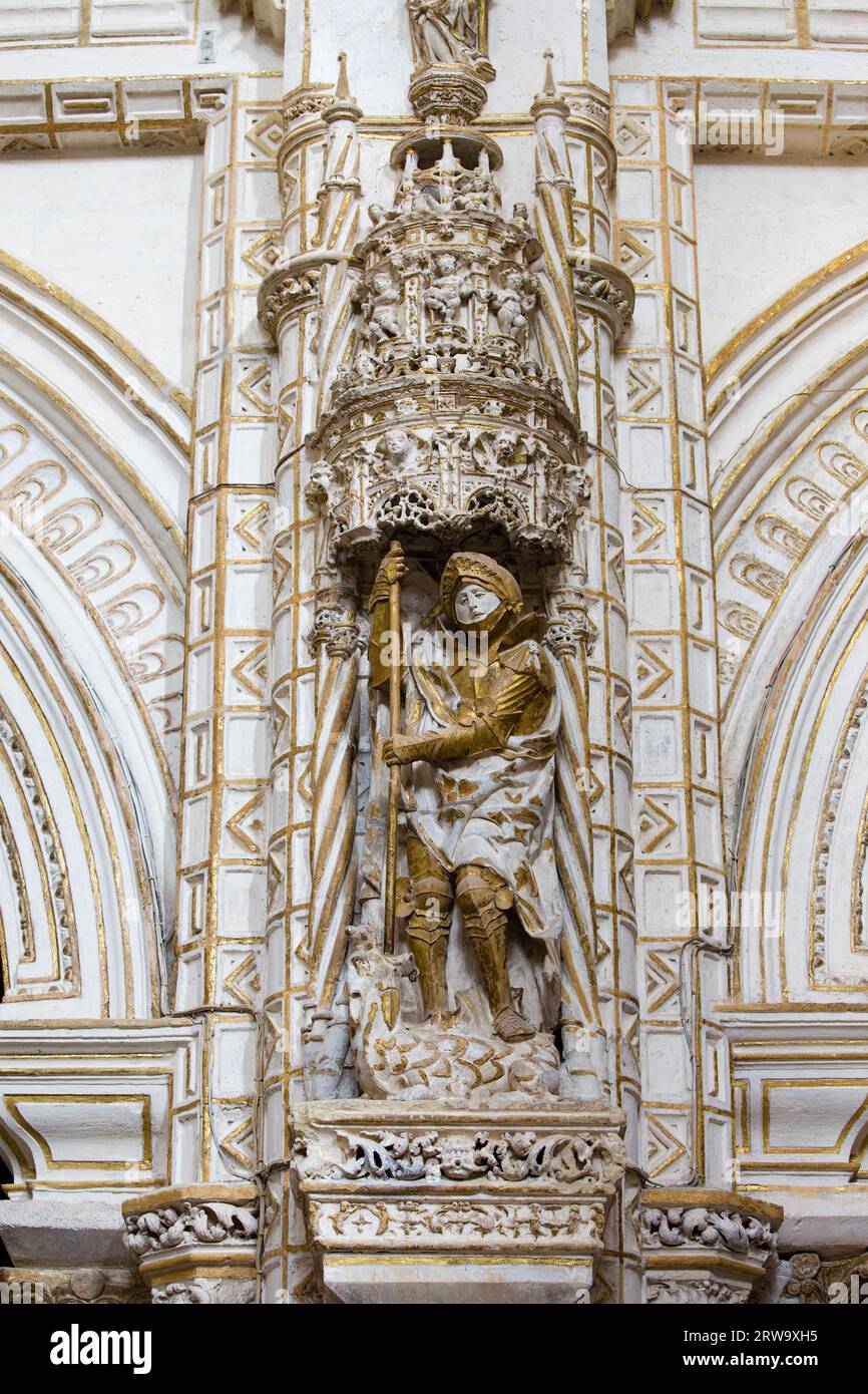 Scultura di San Giorgio all'interno della cattedrale Mezquita di Cordova, Spagna Foto Stock