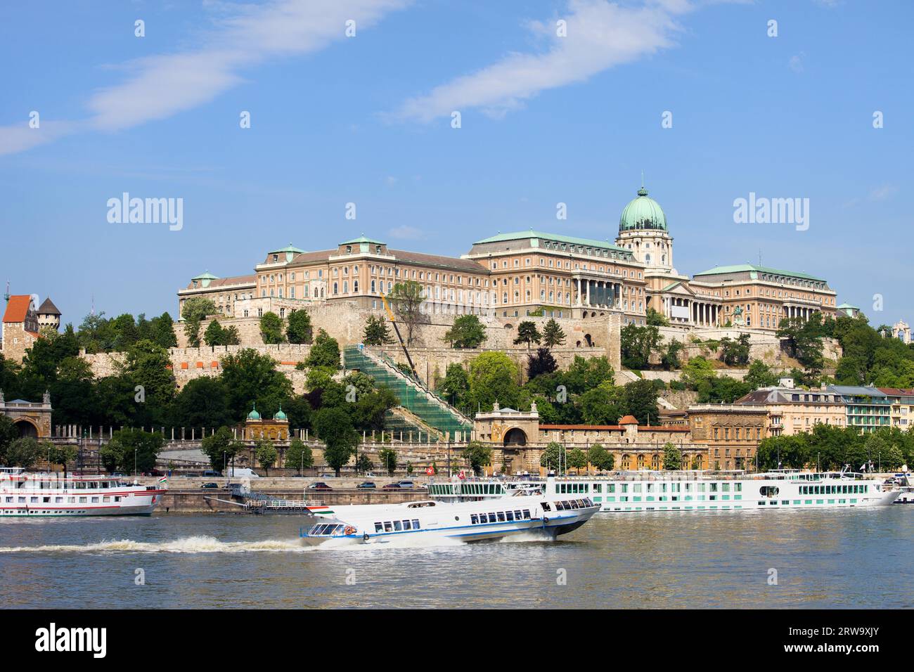 Castello di Buda, monumento storico e barche passeggeri sul Danubio a Budapest, Ungheria Foto Stock