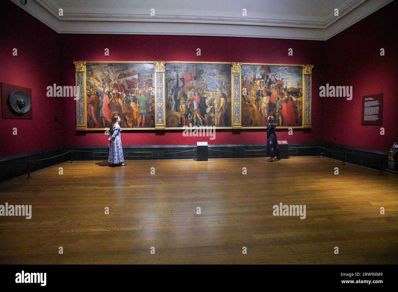 Londra Regno Unito. 18 settembre 2023 . Anteprima alla National Galleryof sei dipinti monumentali dell'artista rinascimentale italiano Andrea Mantegna, trionfi di Cesare, prestati dalla Royal Collection . I Trionfi di Ceasar mostrano l'antico sovrano romano Giulio Cesare (dal 102-44 a.C. circa) di ritorno dalla sua campagna militare di successo. Credit amer ghazzal/Alamy Live News Foto Stock