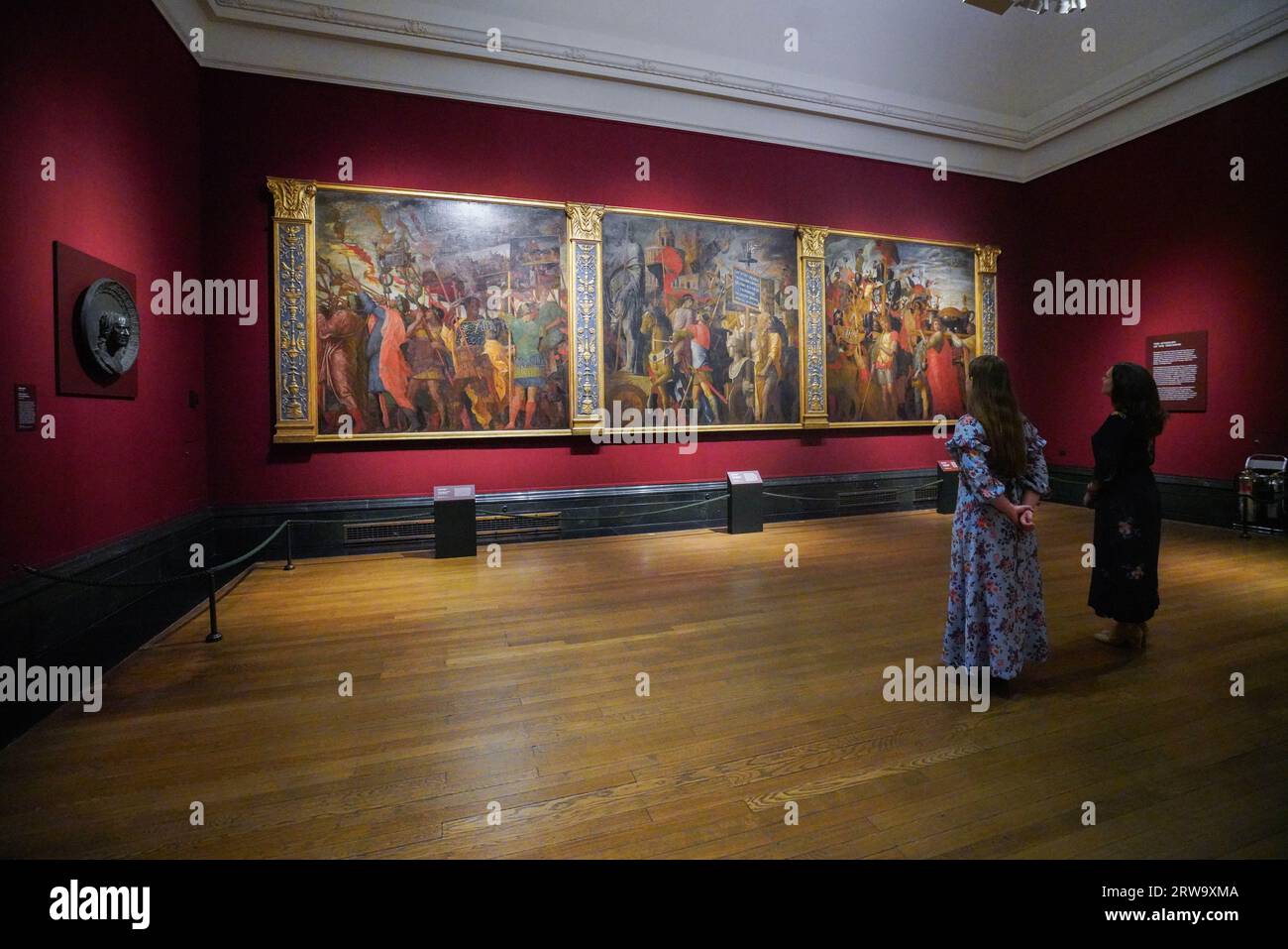 Londra Regno Unito. 18 settembre 2023 . Anteprima alla National Galleryof sei dipinti monumentali dell'artista rinascimentale italiano Andrea Mantegna, trionfi di Cesare, prestati dalla Royal Collection . I Trionfi di Ceasar mostrano l'antico sovrano romano Giulio Cesare (dal 102-44 a.C. circa) di ritorno dalla sua campagna militare di successo. Credit amer ghazzal/Alamy Live News Foto Stock