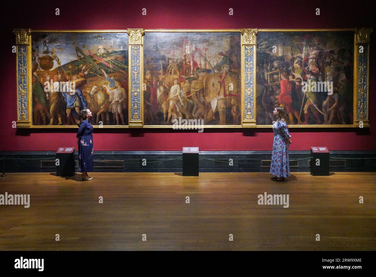 Londra Regno Unito. 18 settembre 2023 . Anteprima alla National Galleryof sei dipinti monumentali dell'artista rinascimentale italiano Andrea Mantegna, trionfi di Cesare, prestati dalla Royal Collection . I Trionfi di Ceasar mostrano l'antico sovrano romano Giulio Cesare (dal 102-44 a.C. circa) di ritorno dalla sua campagna militare di successo. Credit amer ghazzal/Alamy Live News Foto Stock