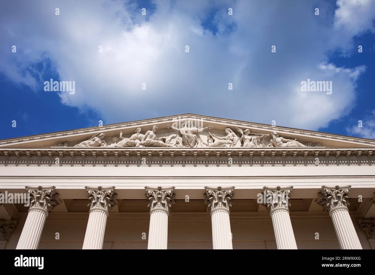 Neoclassico, Museo Nazionale ungherese del XIX secolo dettagli architettonici, timpano con rilievi all'interno di frontone triangolare su colonne corinzie in Foto Stock