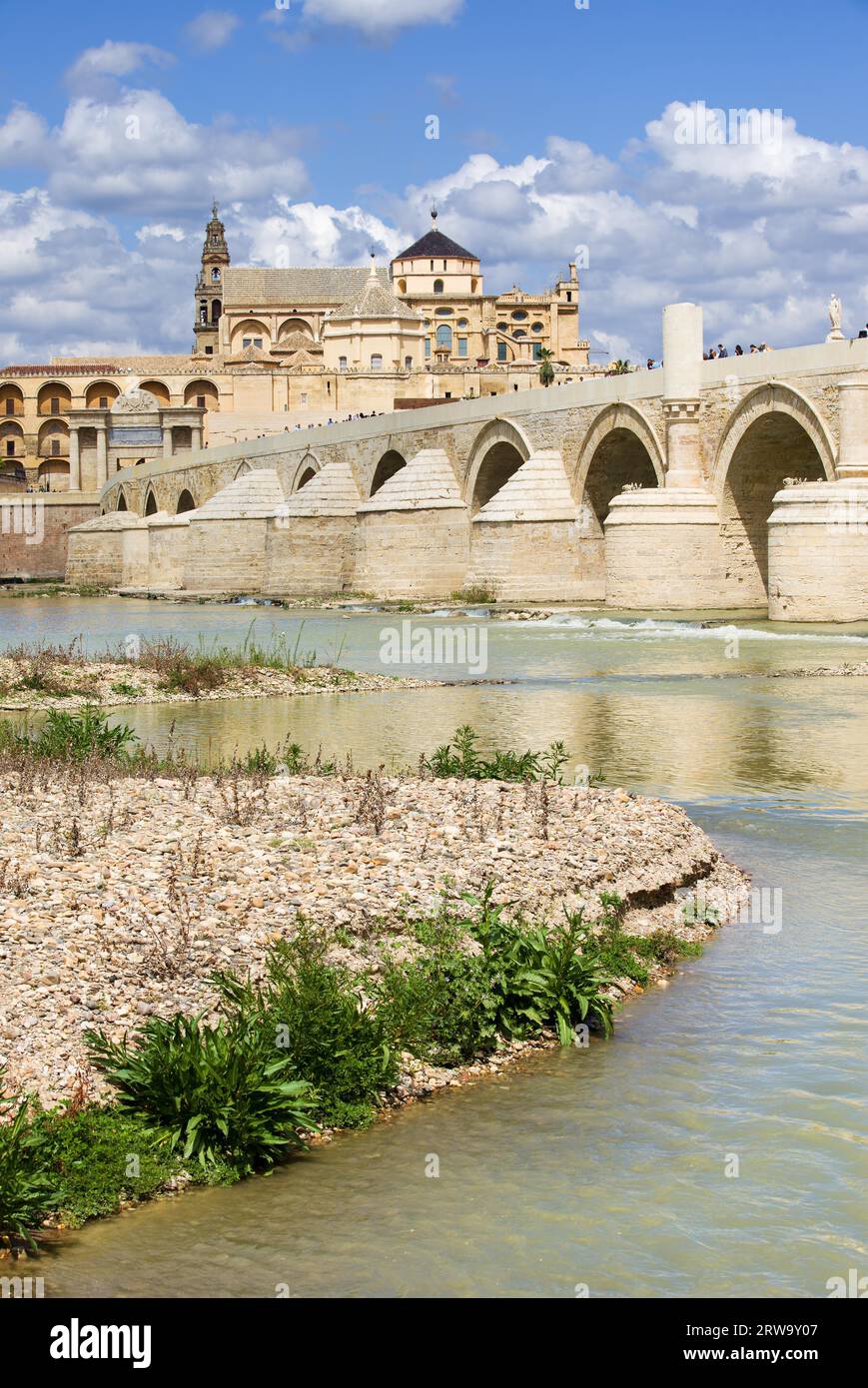 Ponte romano sul fiume Guadalquivir e cattedrale della moschea sullo sfondo a Cordova, Spagna, regione dell'Andalusia Foto Stock