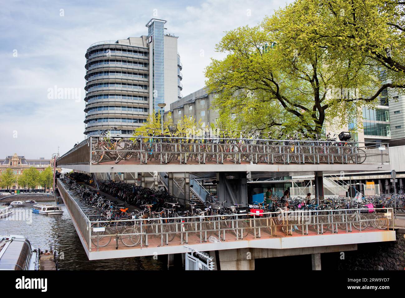 Ampio parcheggio per biciclette su più piani ad Amsterdam, Olanda, vicino alla stazione centrale Foto Stock