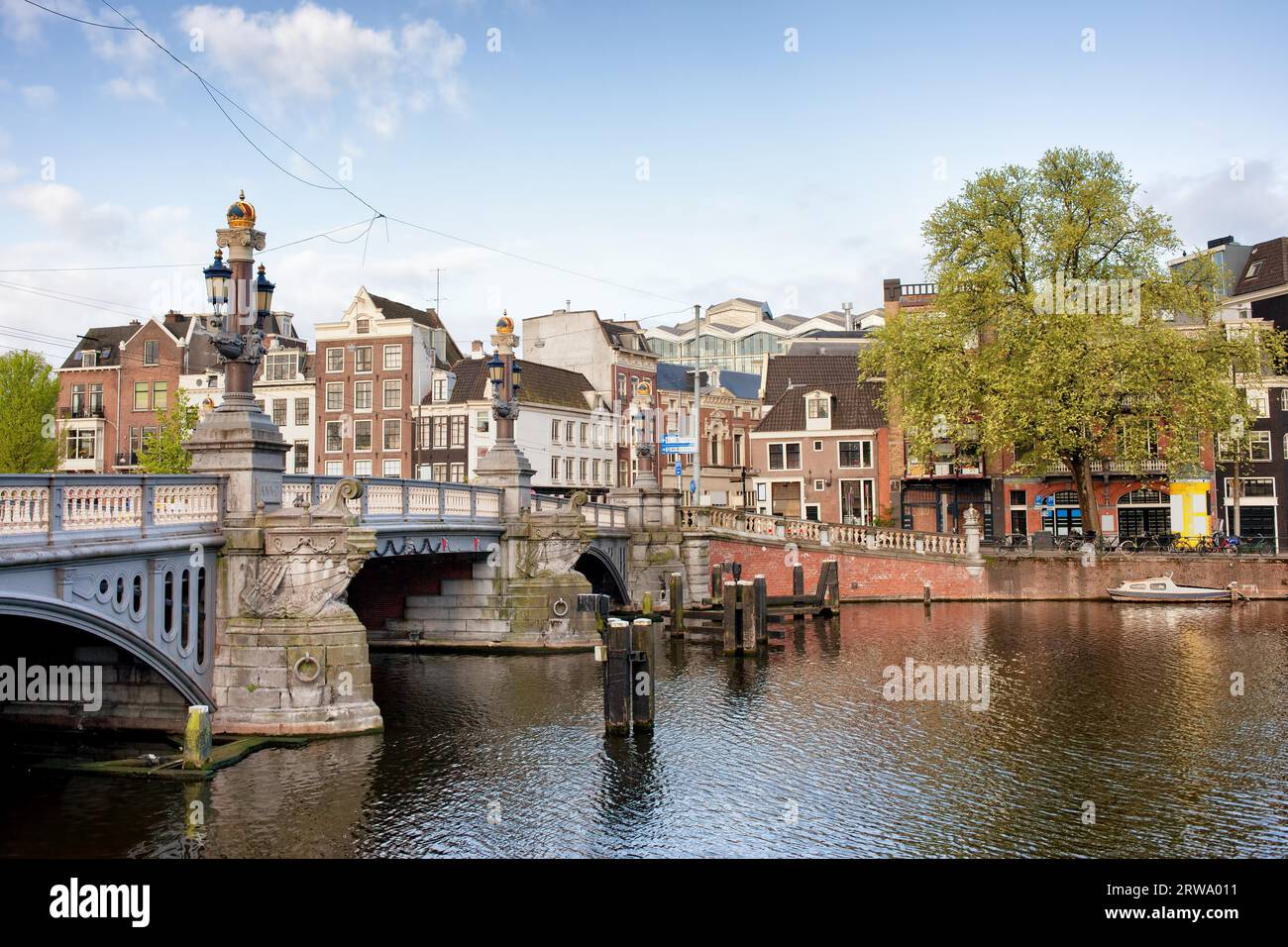 Blauwbrug (Ponte Blu) dal 1884 sopra il fiume Amstel ad Amsterdam, Olanda settentrionale, Paesi Bassi Foto Stock