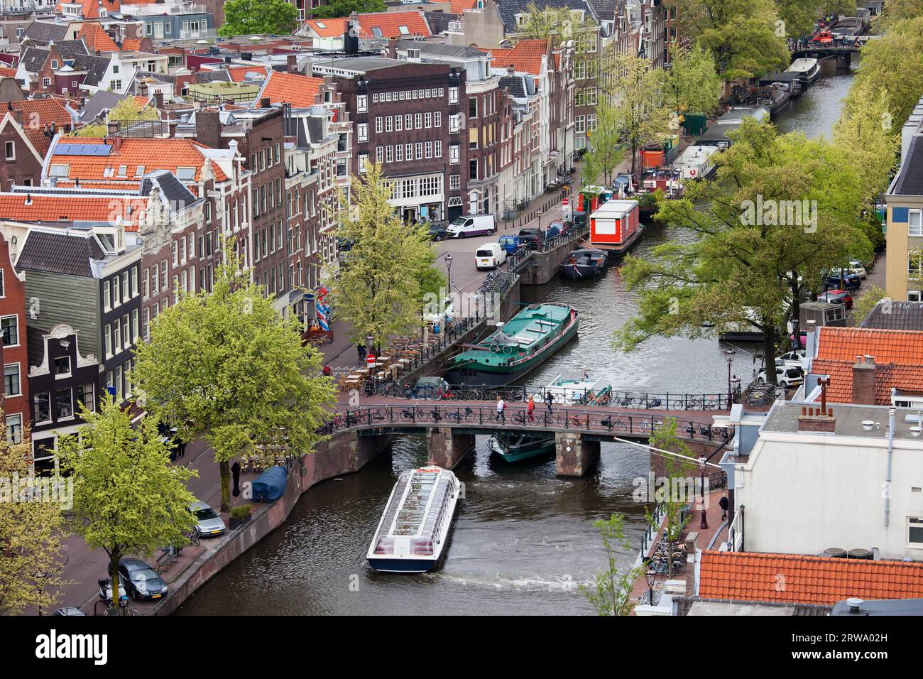 Città di Amsterdam dall'alto, via Prinsengracht e Ponte Leliesluis sul canale, quartiere Jordaan, Olanda, Paesi Bassi Foto Stock