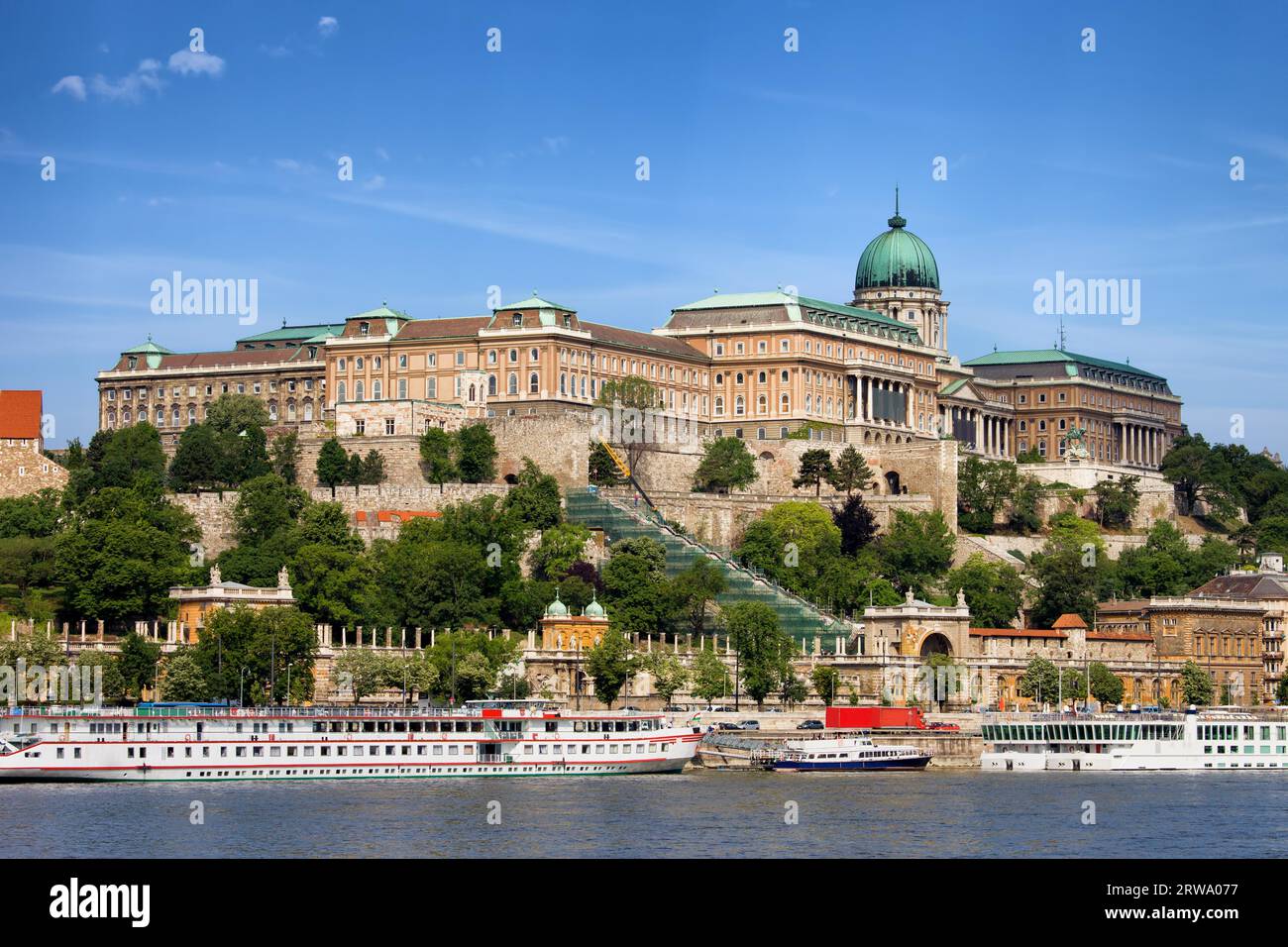 Castello di Buda (Palazzo reale) e barche passeggeri sul Danubio a Budapest, Ungheria Foto Stock