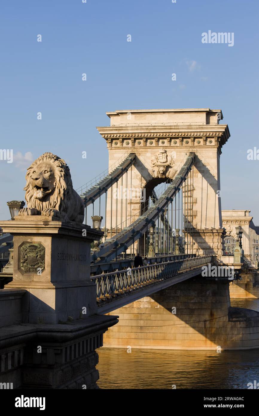 Szechenyi lanchid Chain Bridge sul fiume Danubio a Budapest, Ungheria Foto Stock