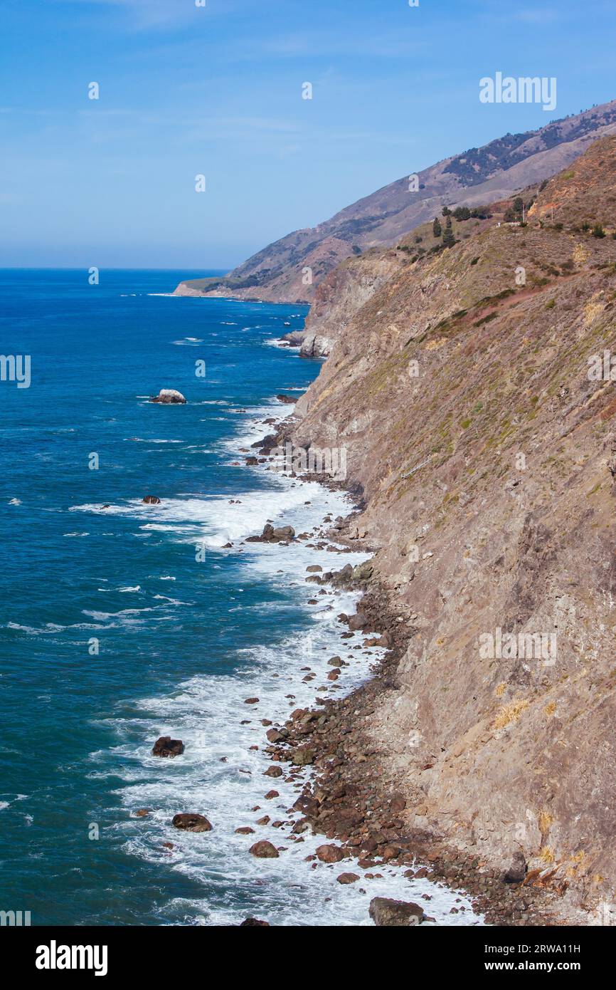 Una vista sul mare in una soleggiata giornata d'inverno lungo la costa del Big Sur in California, Stati Uniti Foto Stock