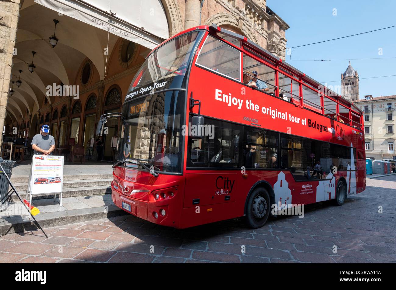 Un autobus a due piani rosso della città al punto di partenza e di arrivo di un tour di Bologna in Piazza maggiore a Bologna, nella regione Emilia-Romagna del nord Foto Stock