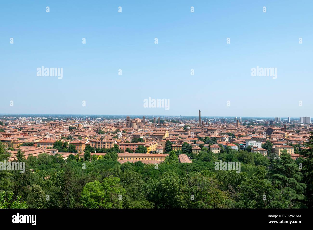 Lo skyline della città di Bologna con la visibile struttura medievale della Torre Asinelli alta 97,2 metri (319 piedi), una delle due alte torri ( le due torr Foto Stock