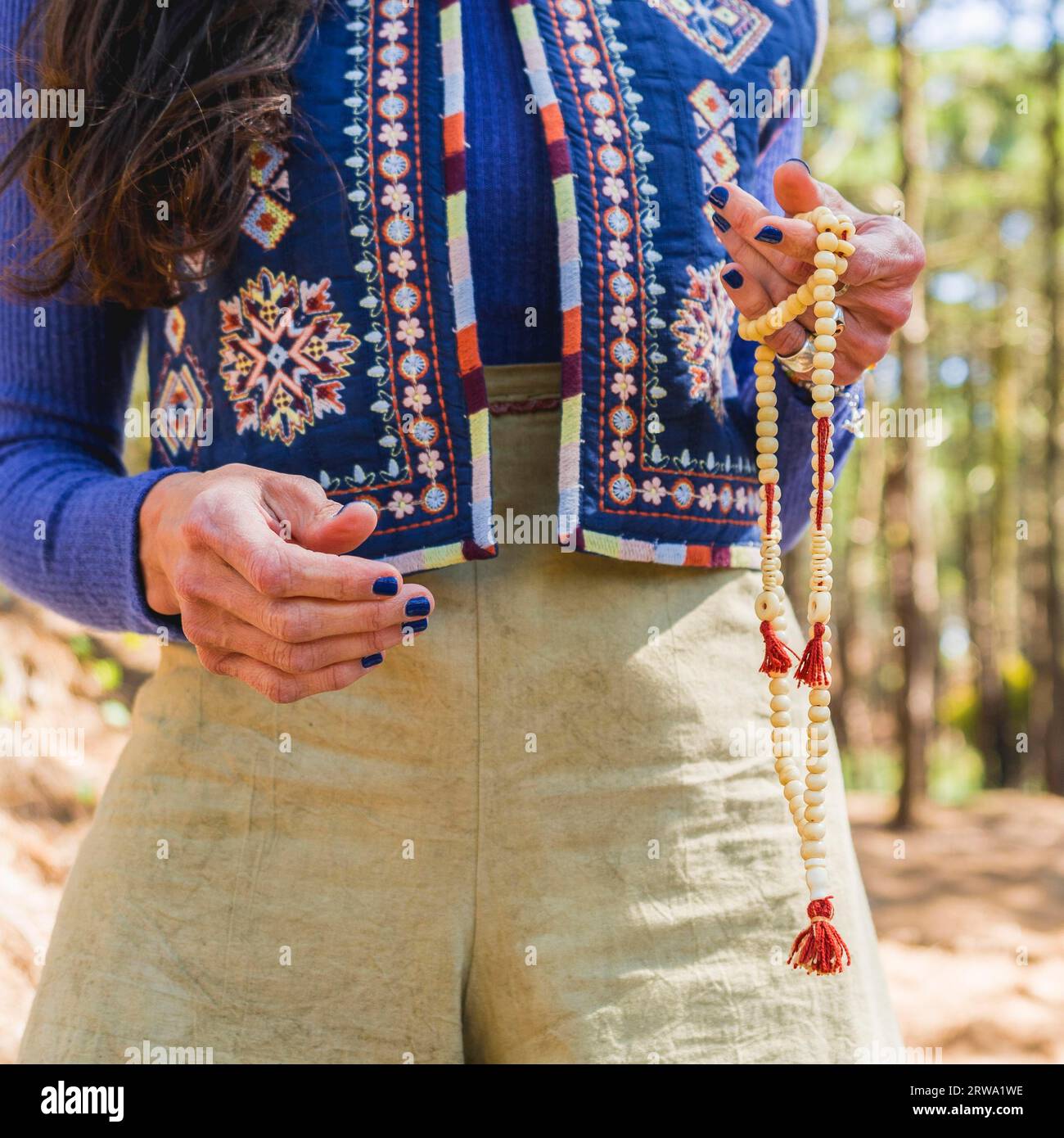 Primo piano di una donna che tiene in mano un japa mala Foto Stock