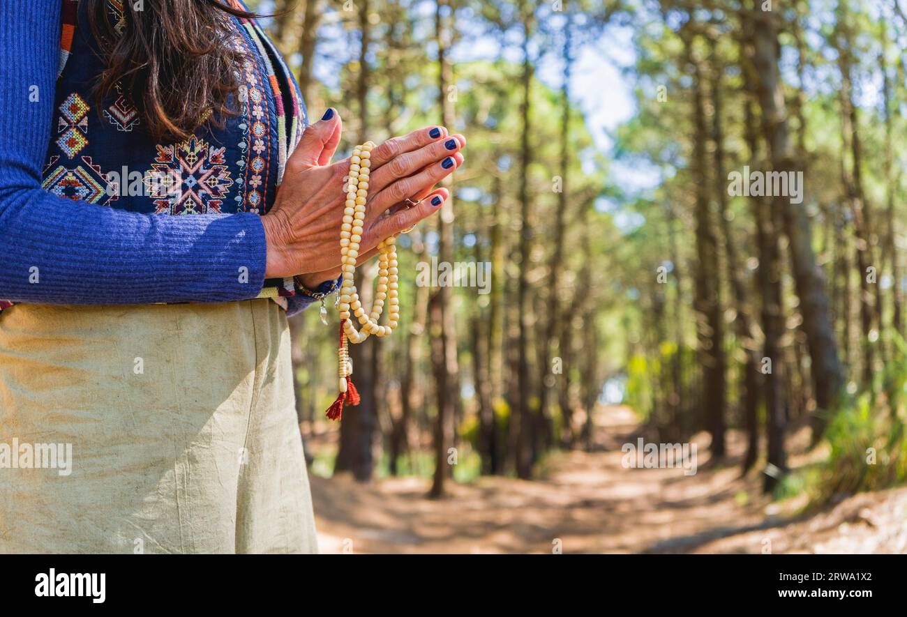 Primo piano di mani stringenti che tengono in mano un japa mala. Copia spazio Foto Stock