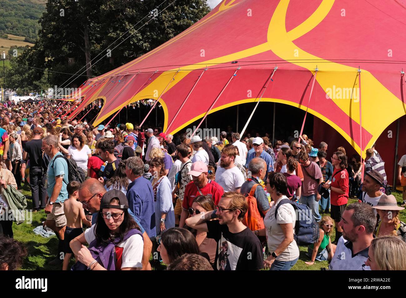 Tifosi di calcio che lasciano una tenda al Green Man Festival dopo la finale della Coppa del mondo femminile. Foto Stock