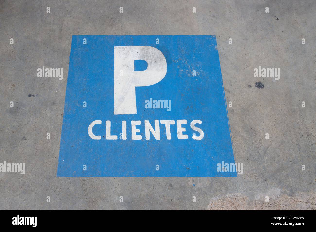 Primo piano di un cartello dipinto su un parcheggio riservato ai clienti di un locale commerciale Foto Stock Primo piano di un cartello dipinto su un parcheggio riservato ai clienti di un locale commerciale Foto Stock