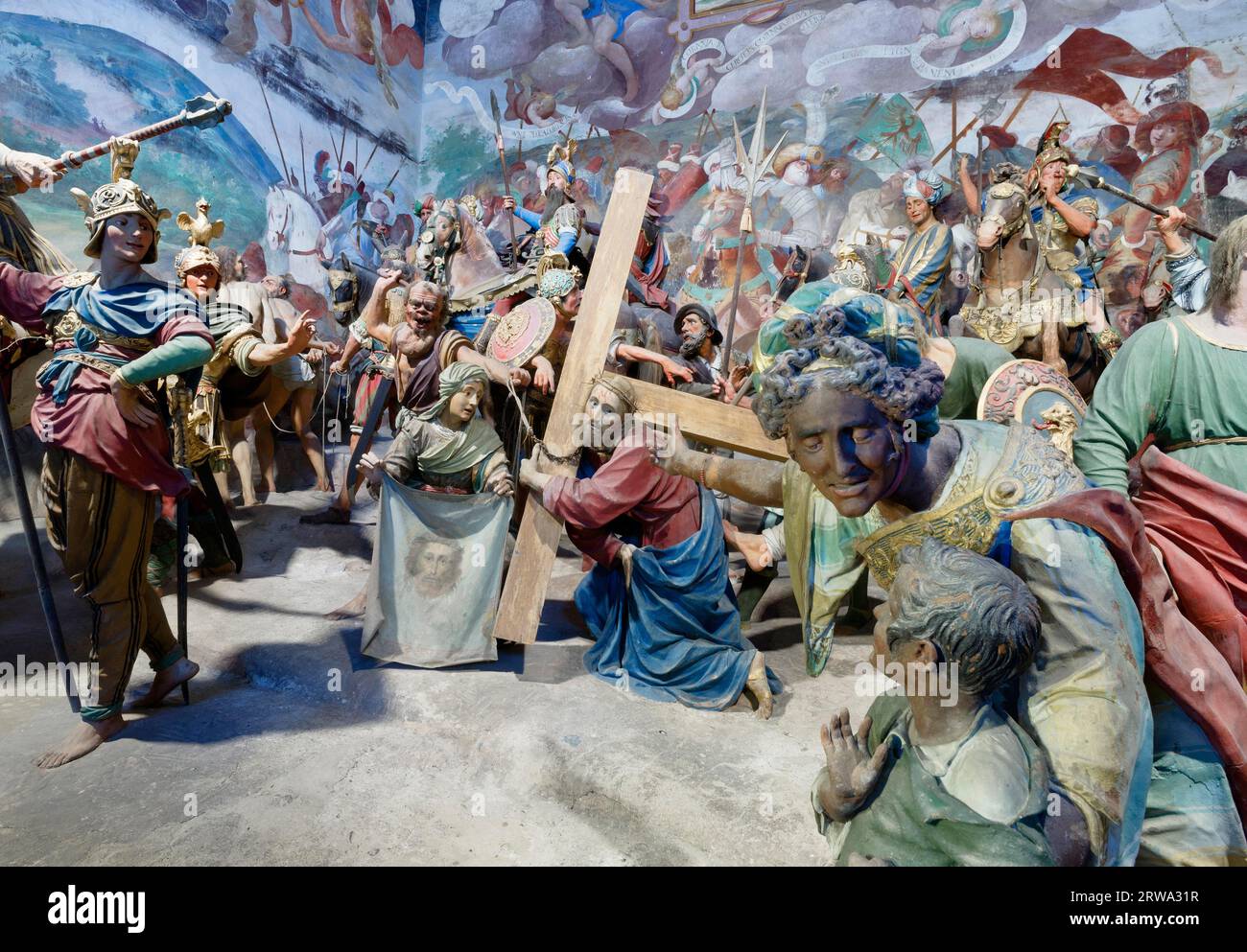 Questa cappella mostra il modo in cui Cristo porta a Golgotha, con la croce sulle spalle e accompagnato dalla folla. Si vede il momento in cui lui Foto Stock