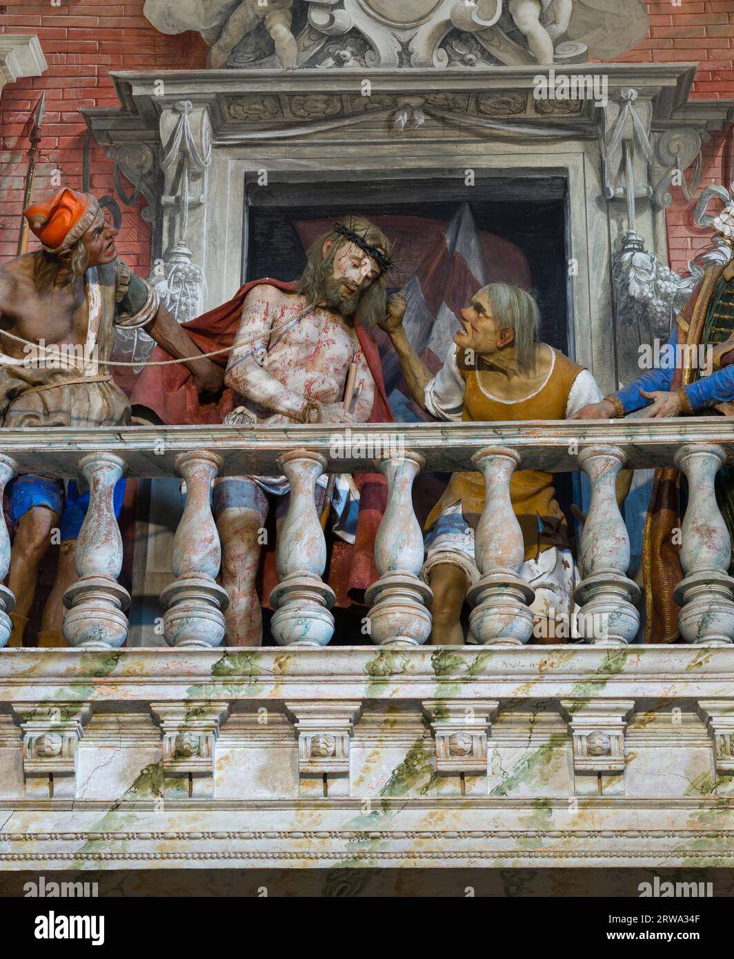 Questa cappella raffigura la scena in cui Pilato conduce Cristo, con le ferite del flagello e l'incoronazione con spine e legato dal romano Foto Stock