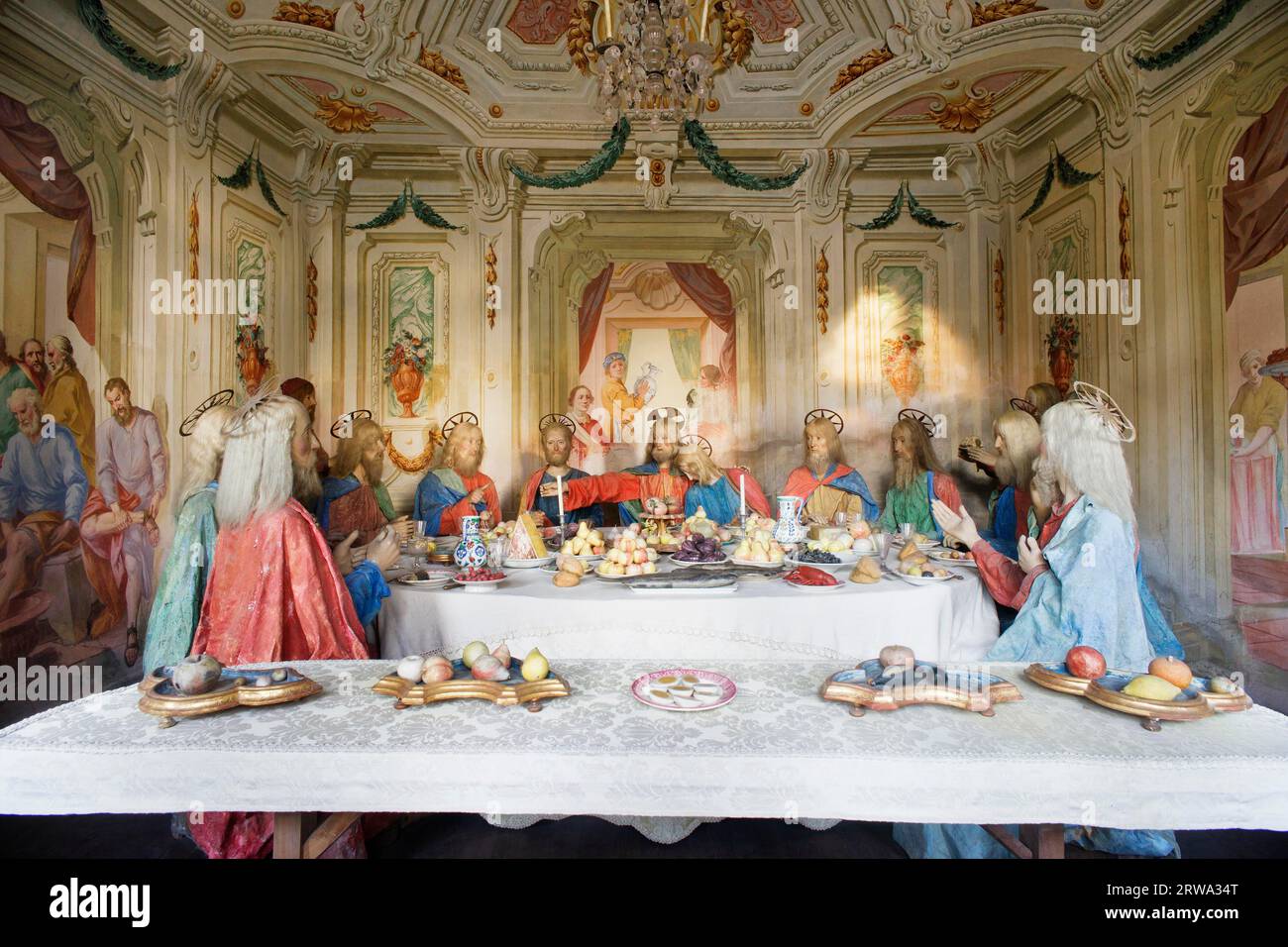 Gesù nell'ultima cena con i dodici apostoli. Raffigurata in terracotta con capelli reali e affreschi di Antonio Orgiazzi il Vecchio nel 1779. Foto Stock