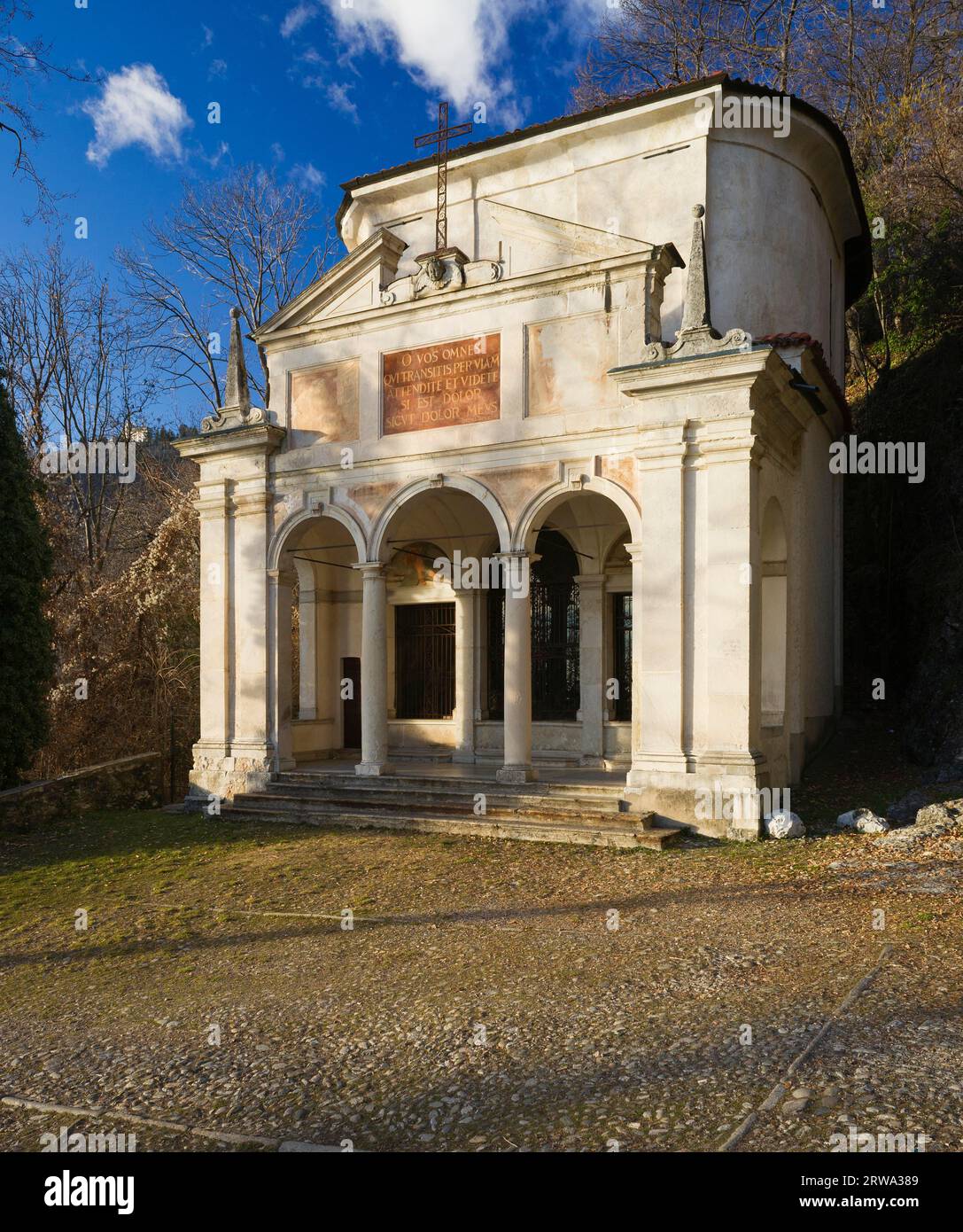 Gesù è crocifisso. Decima cappella dell'architetto Giuseppe Bernascone (Varese) (1565 - Varese) (1627) sulla via di pellegrinaggio del Sacro Monte di Foto Stock