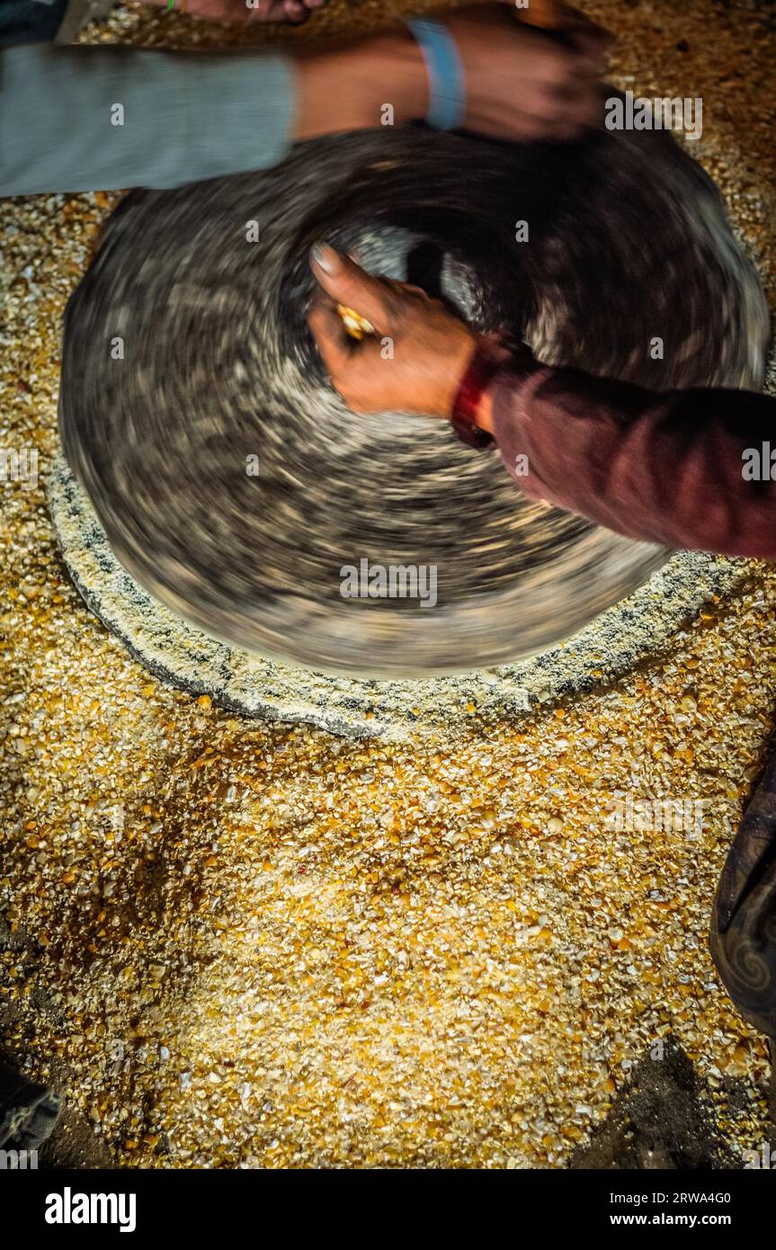 Foto di macinacaffè di mais fatto di pietra utilizzata dalle persone a beni in Nepal Foto Stock