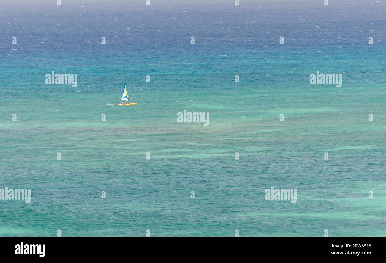 Barche a vela in un mare azzurro dei Caraibi nell'isola di Aruba Foto Stock