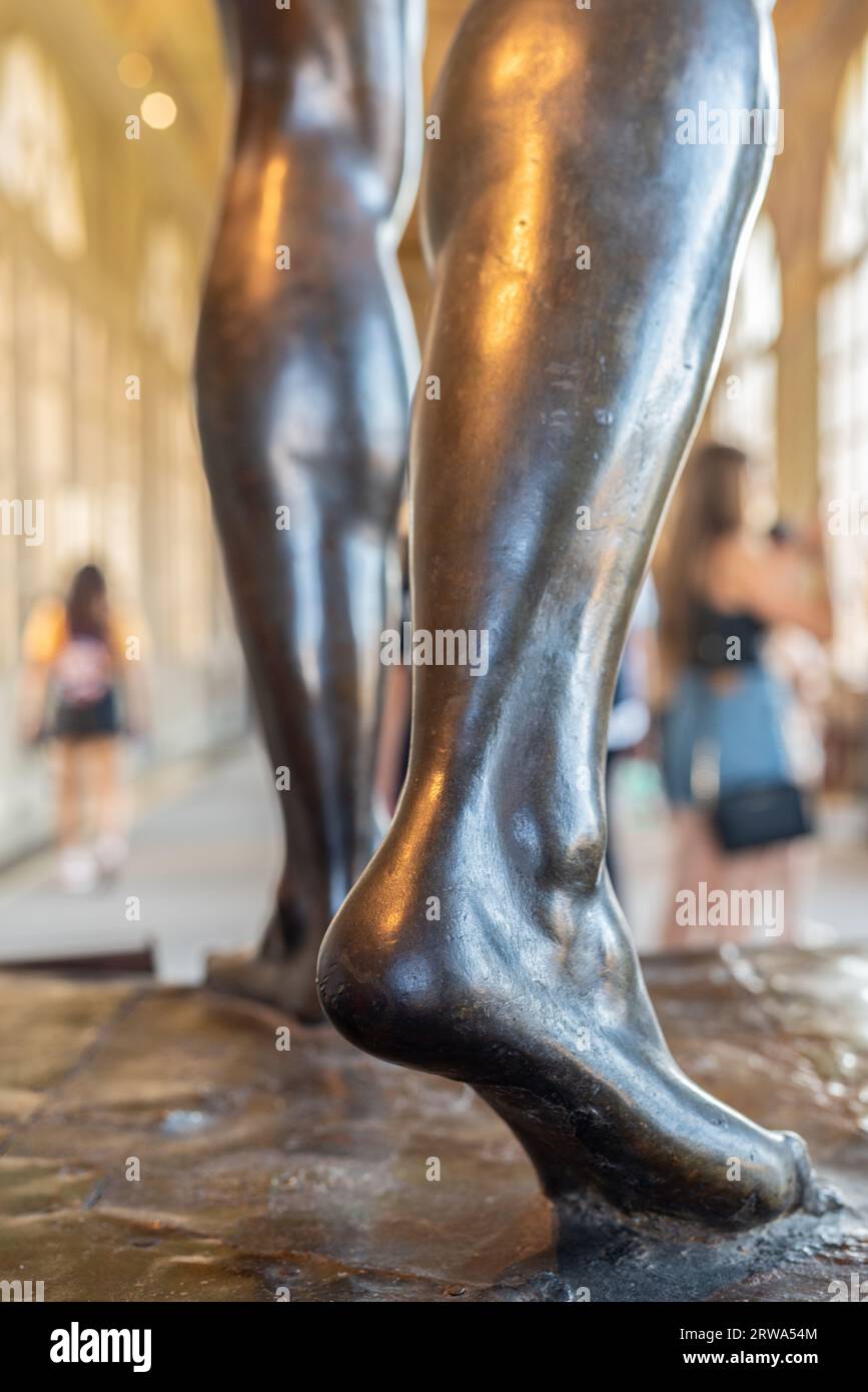 Piede della statua che mostra il tendine d'achille, primo piano Foto Stock