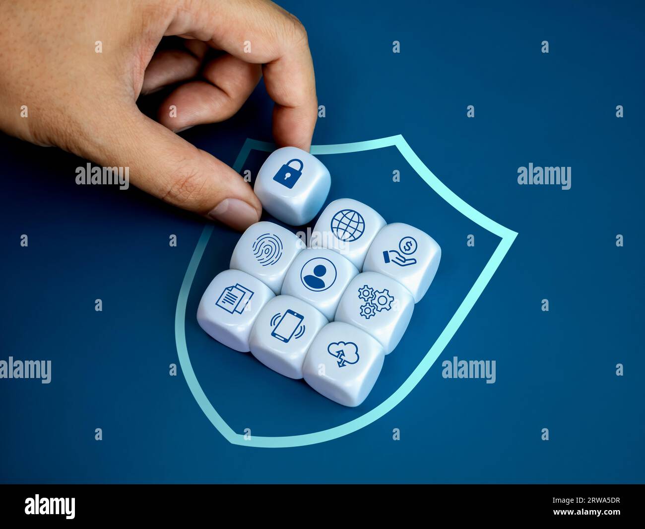 Protezione dei dati personali e cibersicurezza sistema di rete di concetti di tecnologia Internet. Bloccare il blocco icone di blocco in mano posizionato in una sh di sicurezza digitale Foto Stock