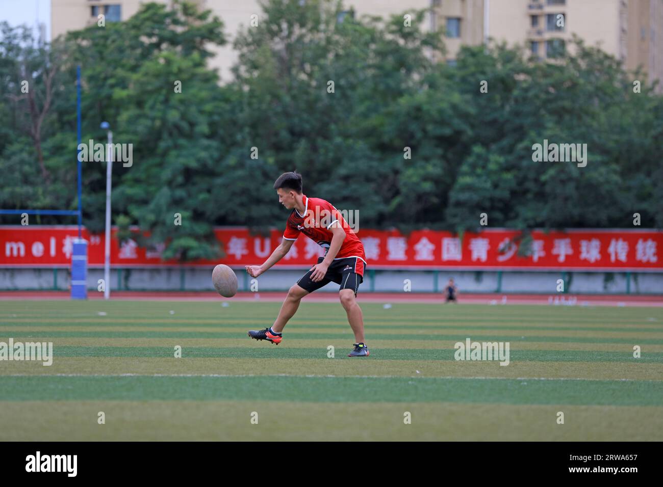 Contea di Luannan, Cina - 23 agosto 2019: I giocatori di rugby si allenano sul parco giochi, contea di Luannan, provincia di Hebei, Cina Foto Stock