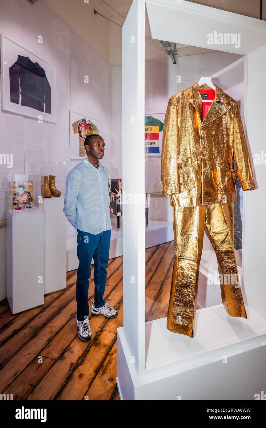 Londra, Regno Unito. 18 settembre 2023. Abito d'oro disegnato per Bono, degli U2, da Joe Casely-Hayford utilizzato in un servizio fotografico per Arena Magazine - The Morgan Stanley Exhibition - The Missing thread: Untold Stories of Black British Fashion apre alla Somerset House il 21 settembre 2023 e prosegue fino al 7 gennaio 2024, tracciando il paesaggio mutevole della cultura britannica nera e il contributo unico che ha dato alla ricca storia del design della moda britannica. Crediti: Guy Bell/Alamy Live News Foto Stock
