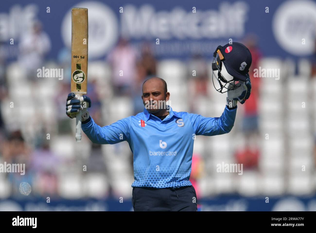 Northampton, Inghilterra - 9 agosto 2023: Prithvi Shaw of Northamptonshire Steelbacks celebra il raggiungimento di un duplice secolo Foto Stock