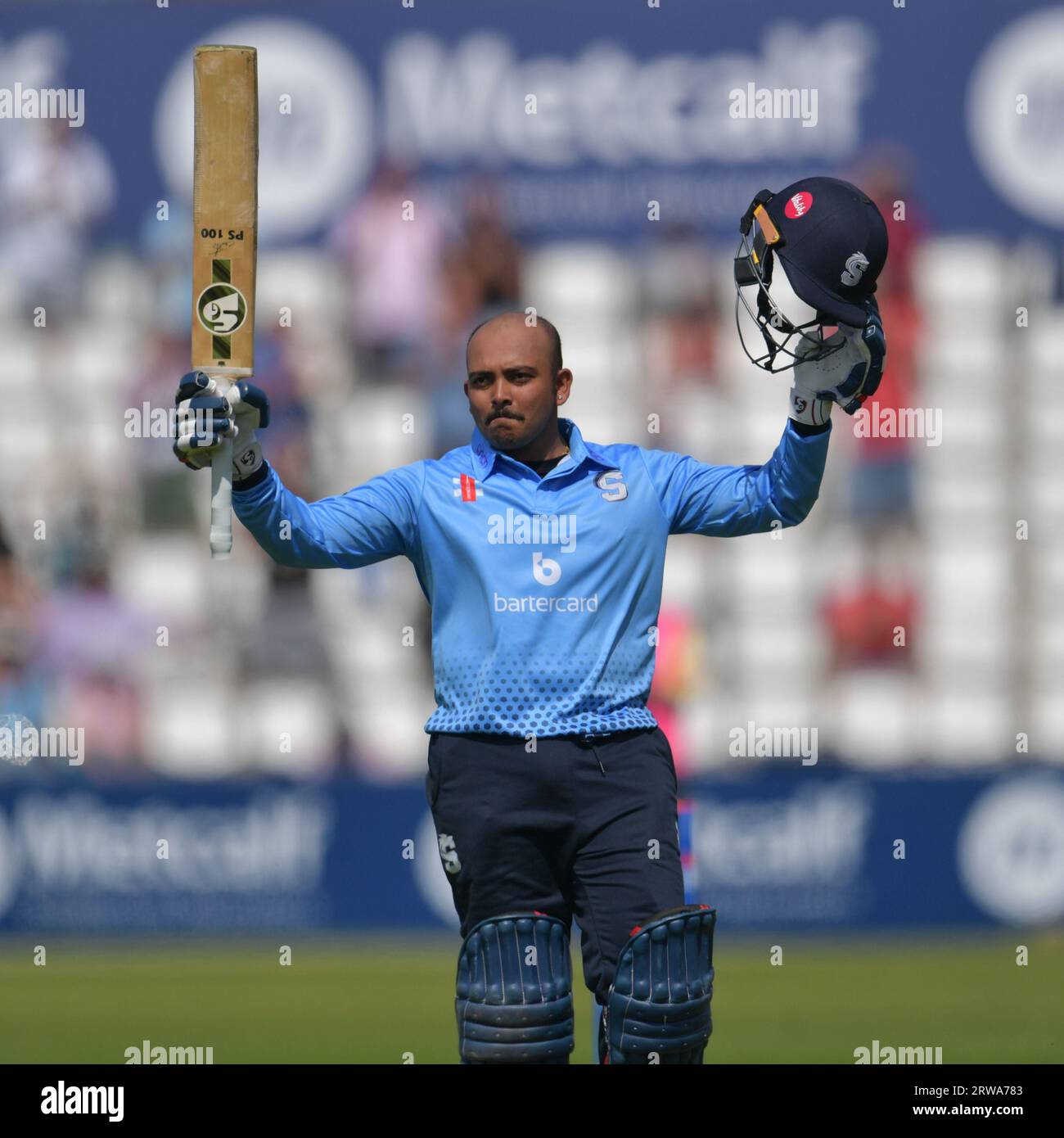 Northampton, Inghilterra - 9 agosto 2023: Prithvi Shaw of Northamptonshire Steelbacks celebra il raggiungimento di un duplice secolo Foto Stock