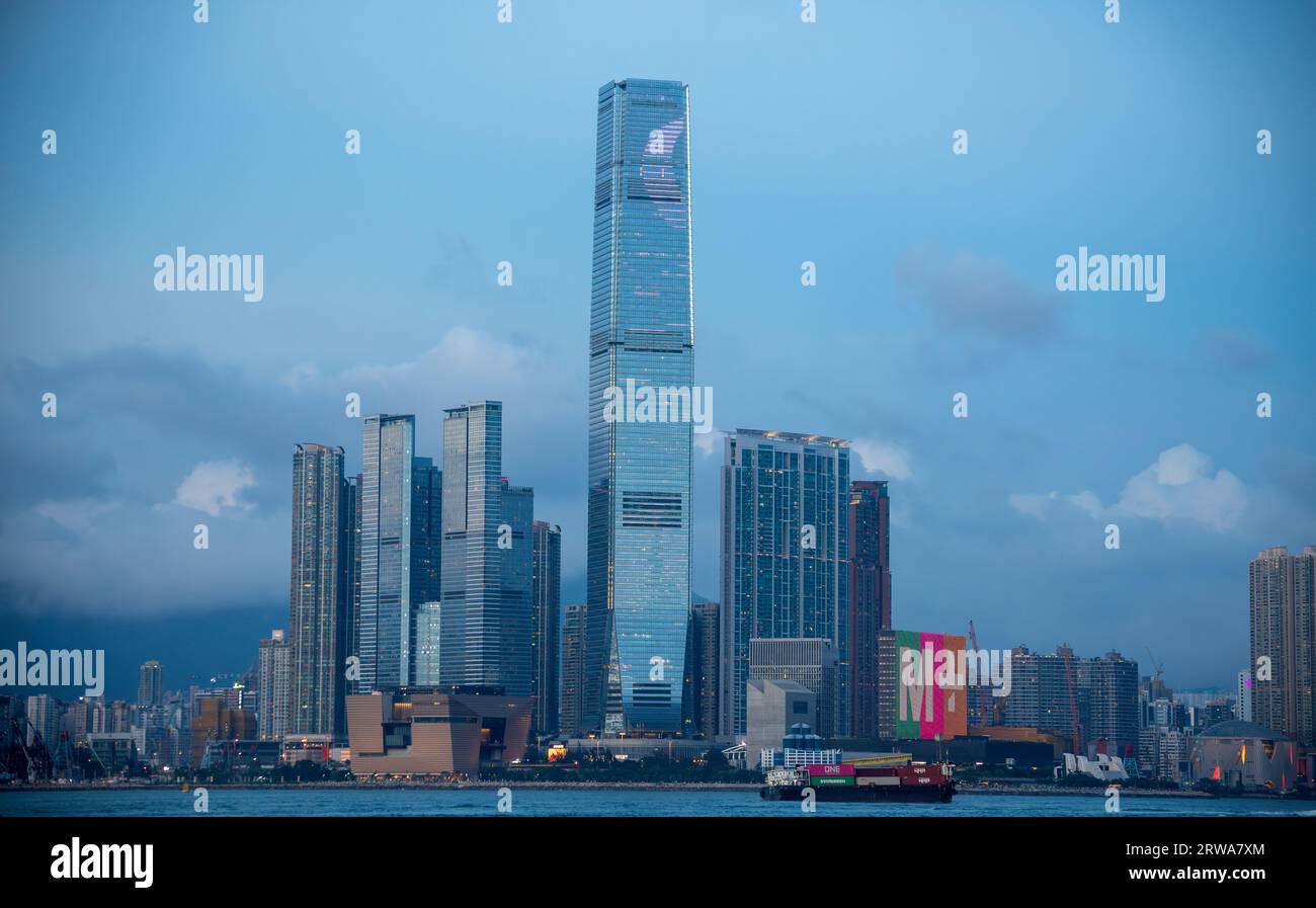 L'ICC International Commerce Centre e il nuovissimo museo M+ di cultura visiva di Hong Kong, Victoria Harbour, Hong Kong, Cina. Foto Stock