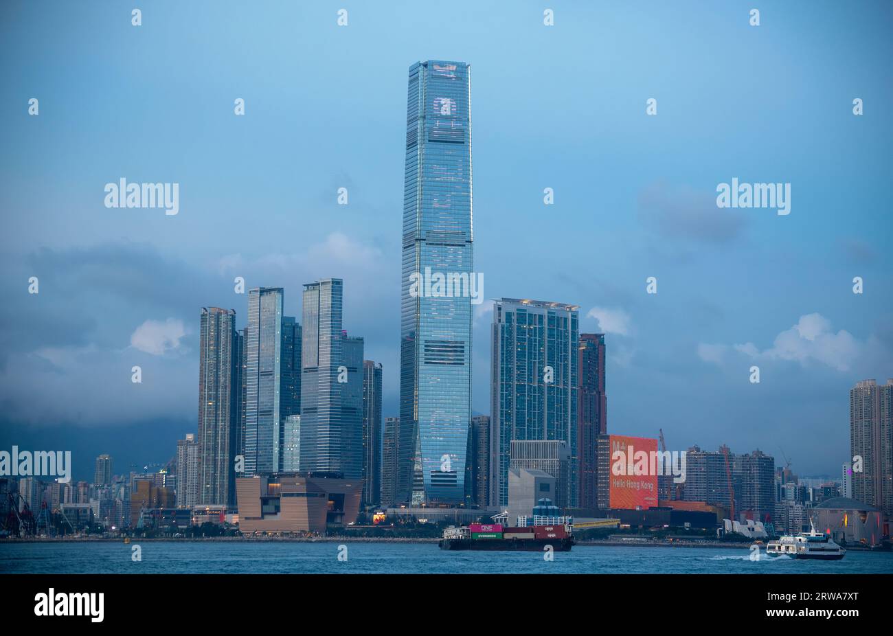 L'ICC International Commerce Centre e il nuovissimo museo M+ di cultura visiva di Hong Kong, Victoria Harbour, Hong Kong, Cina. Foto Stock