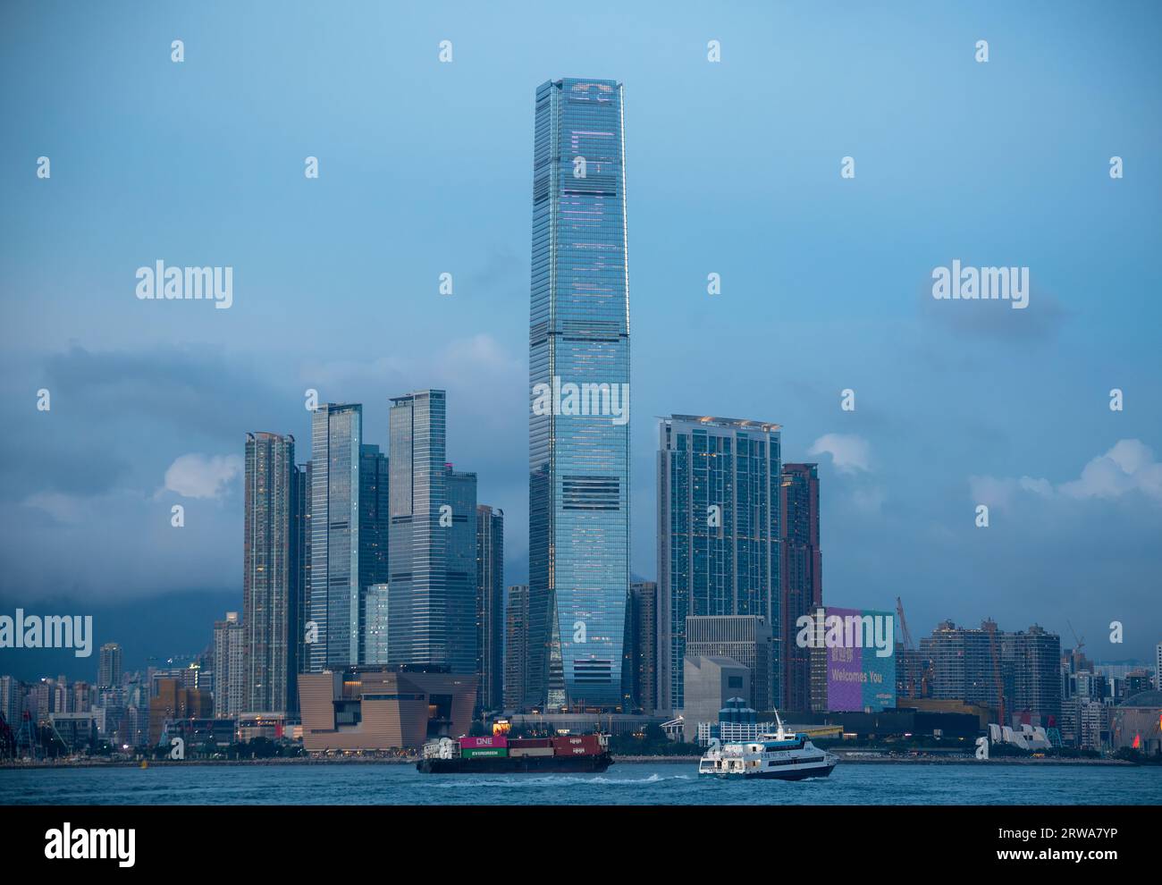 L'ICC International Commerce Centre e il nuovissimo museo M+ di cultura visiva di Hong Kong, Victoria Harbour, Hong Kong, Cina. Foto Stock