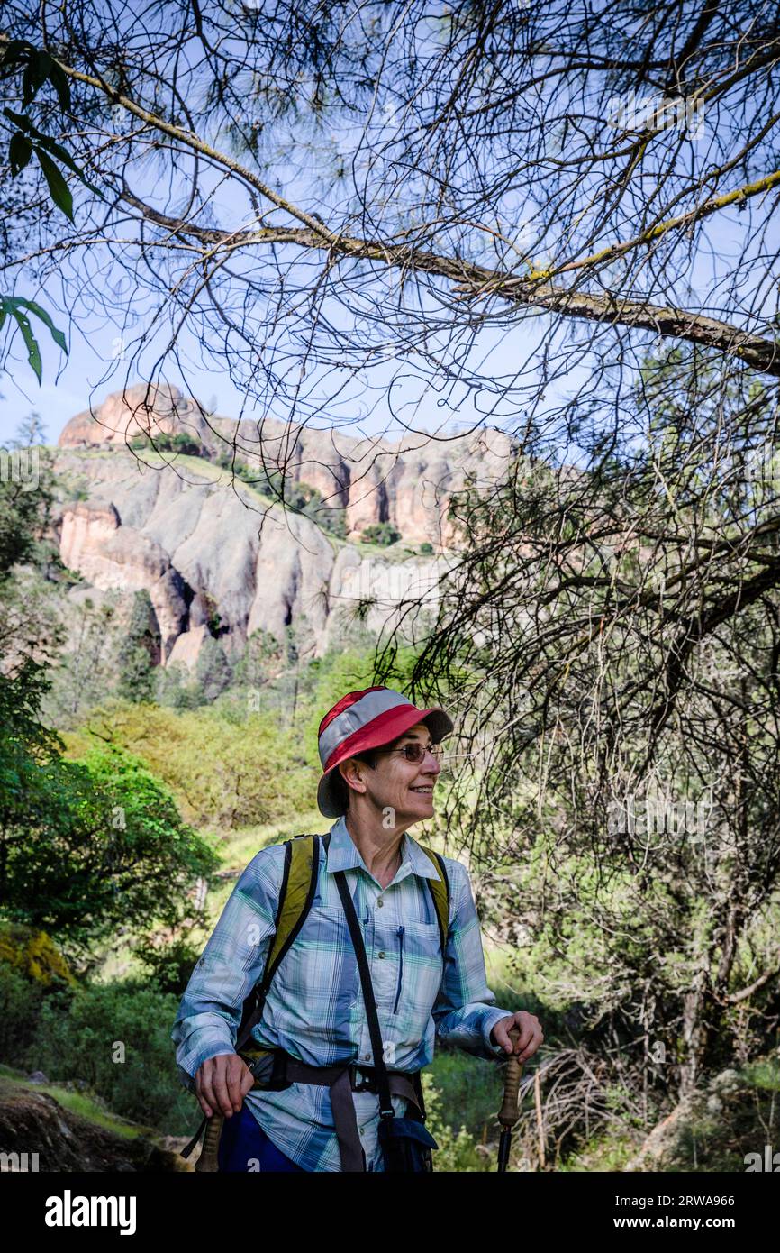 Vista frontale di un'escursionista femminile sul sentiero Old Pinnacles Trail. Foto Stock