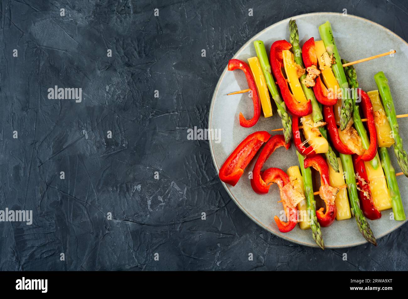 Spezia kebab con peperoni, asparagi verdi, formaggio halloumi. Copia spazio. Foto Stock