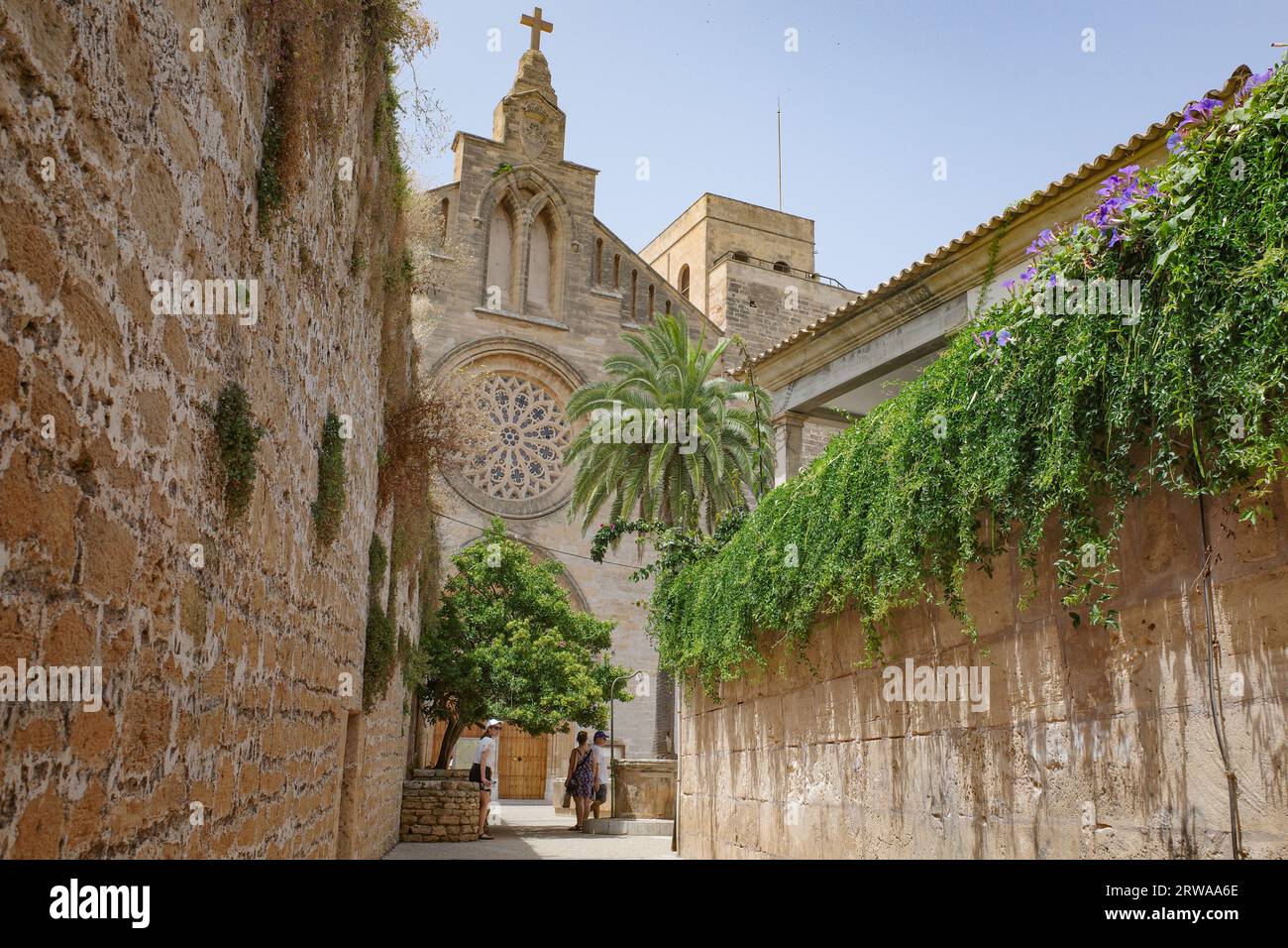 Alcudia, Spagna - 9 luglio 2023: Chiesa di Sant Jaume e mura del castello, Alcudia, Maiorca Foto Stock