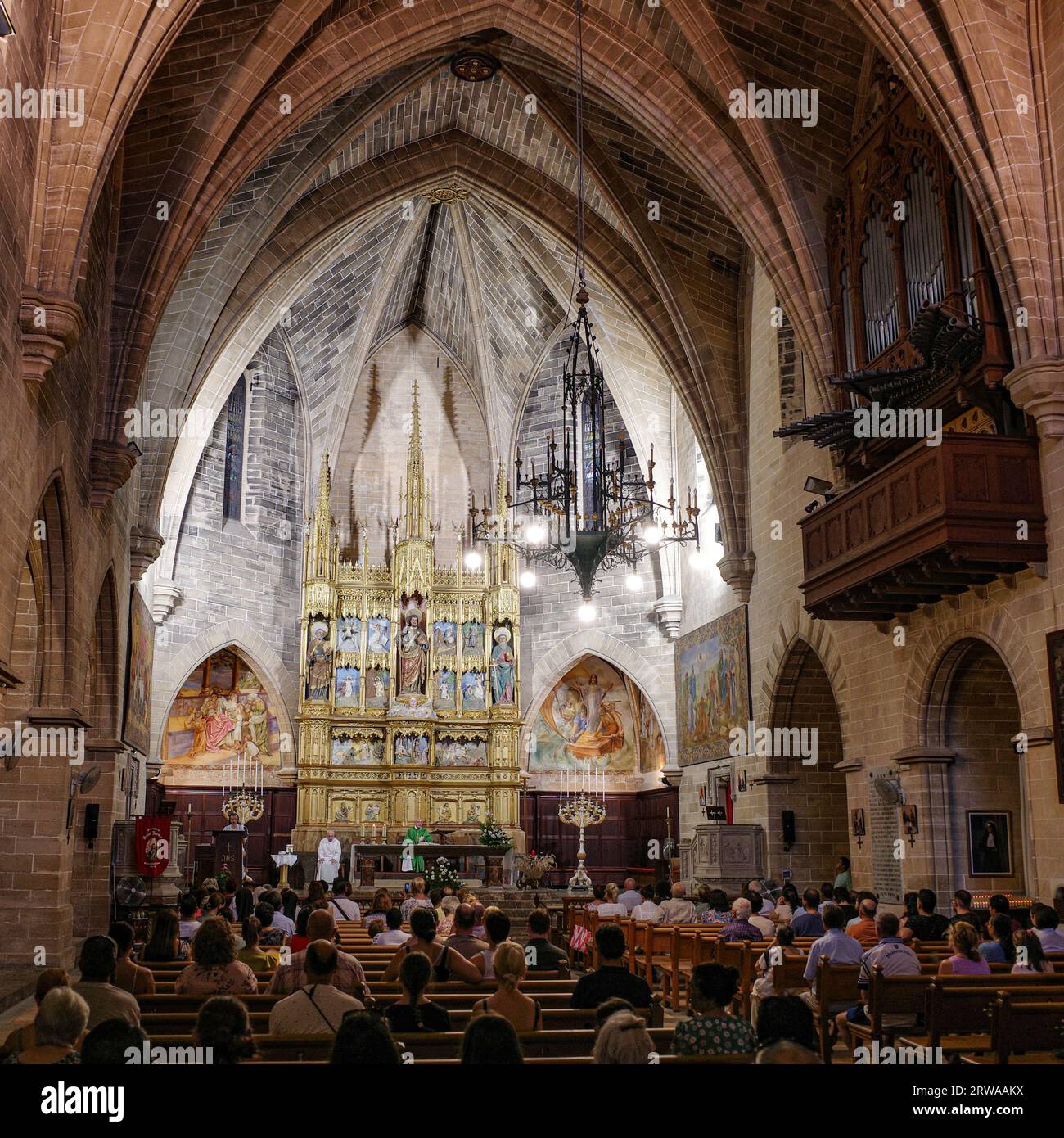 Alcudia, Spagna - 9 luglio 2023: Servizio domenicale presso la chiesa di Sant Jaume nel centro storico di Alcudia, Maiorca Foto Stock