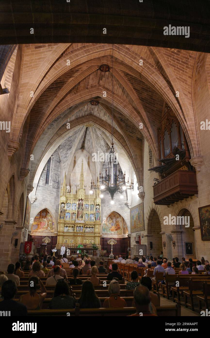 Alcudia, Spagna - 9 luglio 2023: Servizio domenicale presso la chiesa di Sant Jaume nel centro storico di Alcudia, Maiorca Foto Stock