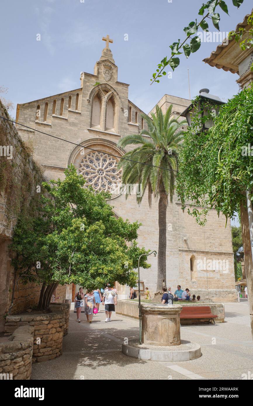 Alcudia, Spagna - 9 luglio 2023: Chiesa di Sant Jaume e mura del castello, Alcudia, Maiorca Foto Stock