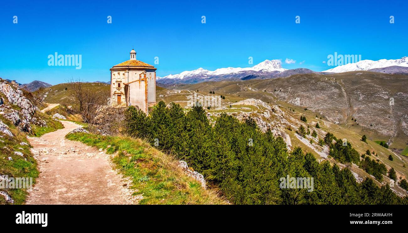 Chiesa di Santa Maria della Pieta a Rocca Calascio - percorso del Parco Nazionale del Gran Sasso d'Abruzzo - punto di riferimento del Sud Italia Foto Stock