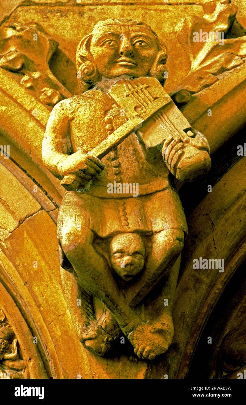 Beverley Minster, scultura medievale, musicista in pietra intagliata, musica, musical, strumento a corde, Yorkshire, Inghilterra, Regno Unito Foto Stock