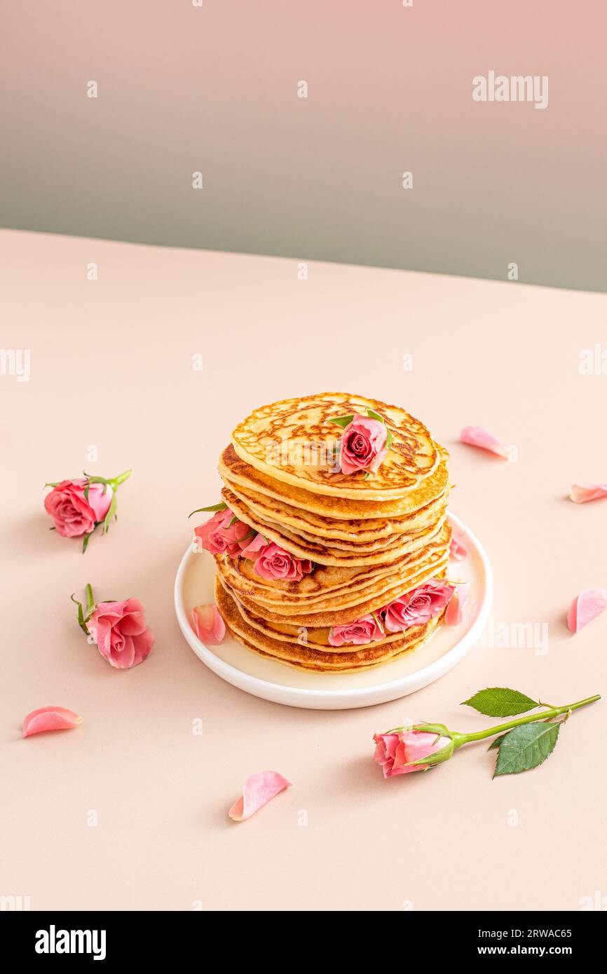 Bellissime pile di pancake vegani. Copertura per la ricetta Foto Stock