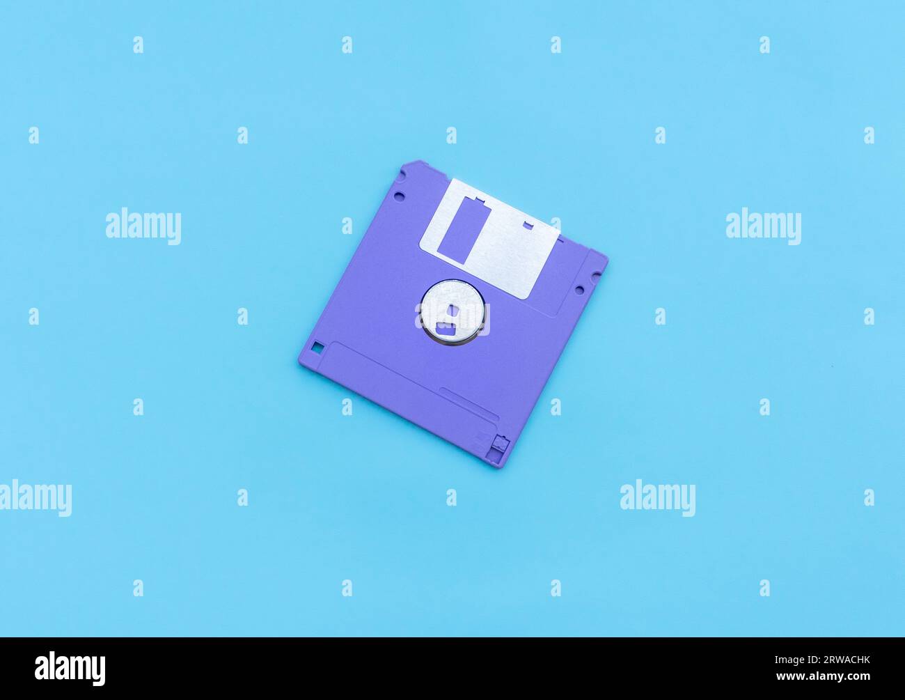 Un disco floppy isolato su sfondo blu. Dopo alcune modifiche. Foto Stock
